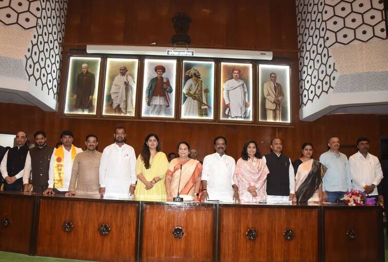 Oath taking ceremony of 11 MLAs in the newly elected Legislative Council was completed Dr Neelam Gorhe पंकजा मुंडे, सदाभाऊ, मिलींद नार्वेकर ते प्रज्ञा सातव, विधानपरिषदेच्या नवनिर्वाचीत 11 आमदारांचा शपथविधी सोहळा संपन्न