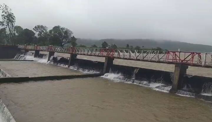 पश्चिम महाराष्ट्रातील पुणे सातारा आणि कोल्हापूर या तीन जिल्ह्यात देखील पावसाचा यलो अलर्ट जारी करण्यात आला आहे.
