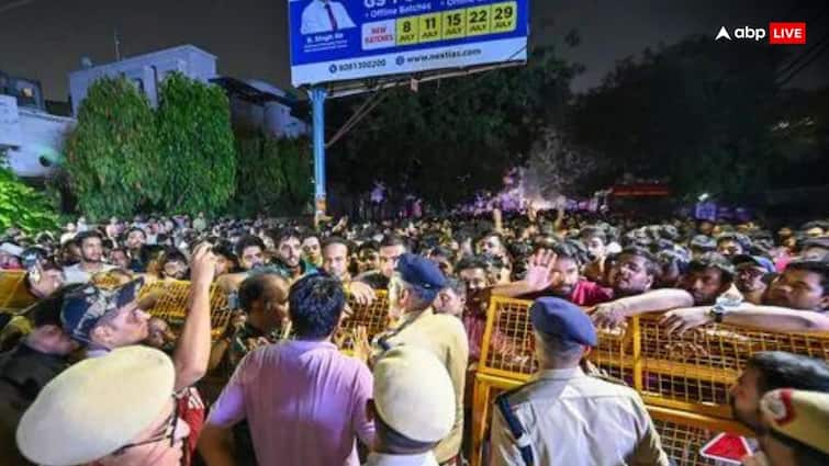 delhi Rajendra Nagar coaching incident Delhi police ACP Video getting viral during students protest Delhi Coaching Incident: राजेंद्र नगर कोचिंग हादसे के बाद फिर विवादों में आया ये पुलिस अफसर,  स्टूडेंट्स को भड़काने का लगा आरोप