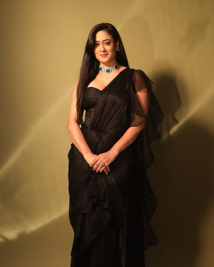 श्वेता फैंस की खूब फेवरेट एक्ट्रेस हैं. अपनी एक्टिंग के अलावा एक्ट्रेस को लोग उनकी फिटनेस के लिए भी खास पसंद करते हैं. श्वेता की एक्टिंग को देख भी दर्शक दीवाने हो जाते हैं. टीवी शोज और वेब सीरीज के बाद श्वेता तिवारी जल्द ही बड़े पर्दे पर दिखाई देने वाली है.