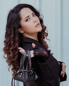 Anasuya Bharadwaj : విల్లులా వంగి ఫోటోలకు అదిరే ఫోజులిచ్చిన అనసూయ.. లేడి బాస్​లా హాట్​గా ఉందికదూ