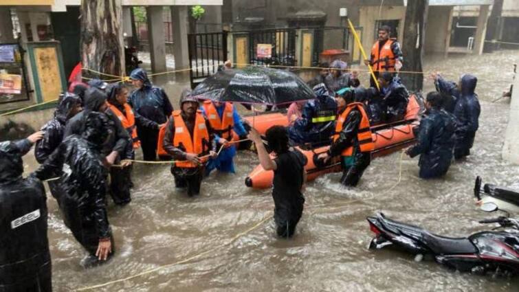 Pune Flood Update suspension action against assistant commissioner sandip Khalate for neglecting unsanitary conditions in flood affected areas in Sinhgad area Pune Flood Update : पूरपरिस्थिती हाताळण्यात कसूर केल्याचा ठपका ठेवून मनपा आयुक्तांची मोठी कारवाई; सहाय्यक आयुक्त निलंबित, उपायुक्तांची बदली