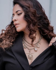 Anasuya Bharadwaj : విల్లులా వంగి ఫోటోలకు అదిరే ఫోజులిచ్చిన అనసూయ.. లేడి బాస్​లా హాట్​గా ఉందికదూ