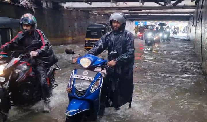 राज्याच्या विविध भागात जोरदार पाऊस (Heavy Rain) कोसळत आहे. अनेक ठिकाणी या पावसामुळं नदी नाले दुथडी भरुन वाहत आहेत.