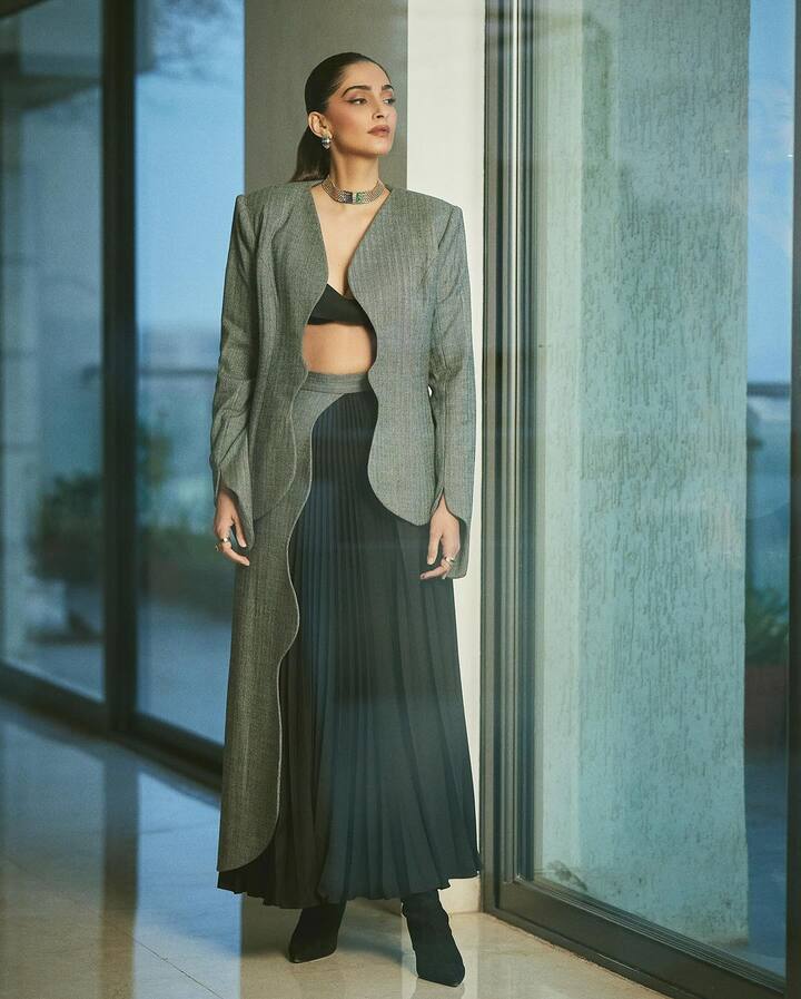 वर्कफ्रंट की बात करें तो सोनम कपूर को आखिरी बार फिल्म ‘बलाइंड’ में नजर आई थी. जो साल 2023 में रिलीज हुई थी. फिल्म में सोनम ने एक अंधी लड़की की भूमिका निभाई थी.