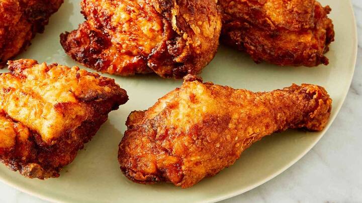 तो वहीं मीट भी अच्छी मात्रा में प्रोटीन मुहैया करवाती है.  नॉनवेज में प्रोटीन के लिए लोग चिकन और मटन का अलग-अलग तरह से सेवन करते हैं.