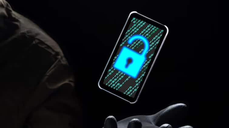 How to save personal information of mobile phone from hackers Tips and Tricks in Hindi Tips & Tricks: मोबाइल में मौजूद बैंक डिटेल्स को हैकर्स से सुरक्षित कैसे रखें? गूगल पर चेंज करनी होगी ये सेटिंग्स