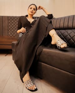 Anchor Sreemukhi : డీప్​నెక్​ డ్రెస్​లో ఘాటైన ఫోజులిచ్చిన శ్రీముఖి.. ఆమె అందానికి మనం ఇచ్చే వాల్యూ ఏంటండి?