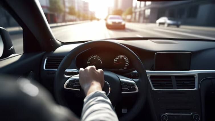 Car Steering Wheel: विदेशों में बायीं तरफ क्यों होता है कार का स्टीयरिंग व्हील? वजन जान उड़ जाएंगे होश Why is the steering wheel of a car on the left in foreign countries know the reason here Car Steering Wheel: विदेशों में बायीं तरफ क्यों होता है कार का स्टीयरिंग व्हील? वजन जान उड़ जाएंगे होश