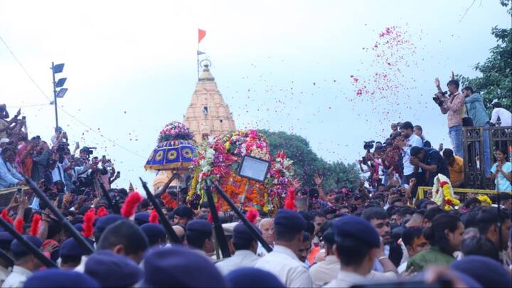 इसके साथ ही पुलिस बैंड द्वारा क्षिप्रा तट पर पूजन के समय दत्त अखाड़ा घाट पर भी विशेष प्रस्तुति दी जाएगी. बता दें कि मुख्यमंत्री डॉ. मोहन यादव के आदेश पर हर जिले में पुलिस बैंड की स्थापना कर इच्छुक पुलिसकर्मियों को प्रशिक्षण देकर उन्हें बैंड में शामिल होने के लिए प्रोत्साहित करने के निर्देश दिए थे.