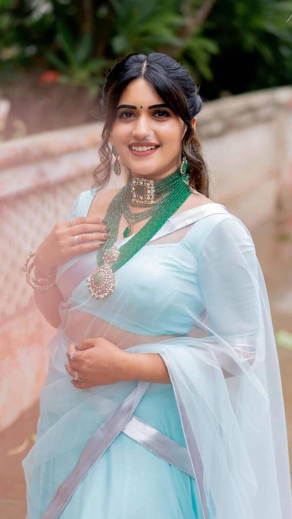 మెడలో హారం, మంచుతెర లాంటి లంగావోణీ-  ముసిముసి నవ్వులతో యాంకర్ స్రవంతి మెస్మరైజ్