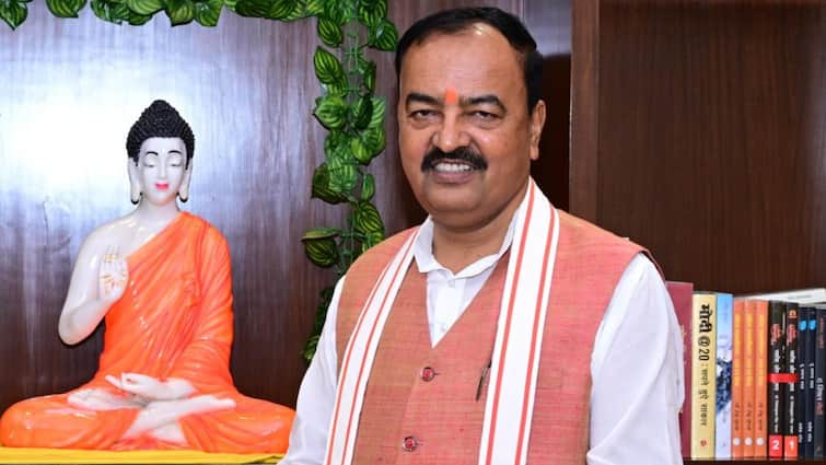 Keshav Prasad Maurya Congratulated Samajwadi Party Leader of Opposition Mata Prasad Pandey सपा के नेता प्रतिपक्ष को केशव प्रसाद मौर्य ने दी बधाई, अखिलेश यादव से कहा आपने धोखा दे दिया