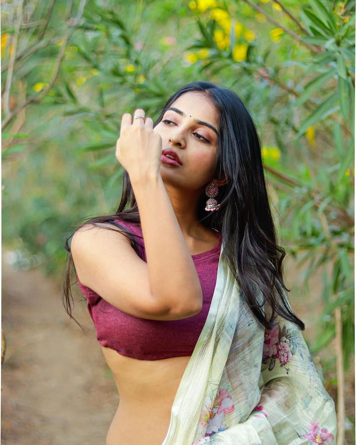 తాజాగా ఒంపుసొంపులతో అదిరిపోయే ఫోటోలను షేర్ చేసింది. Photo Credit: Ananya nagalla/Instagram