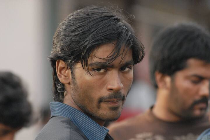 பொல்லாதவன் படத்தில் பிரபு என்ற கதாபாத்திரத்தில் தனுஷ் நடித்து இருந்தார். தனுஷின் பைக்-ஐ யாரோ திருடிவிடுகின்றனர். இதனை கண்டுபிடிக்கும் முயற்சியில் தனுஷுக்கும் வில்லன் கும்பலுக்கு மோதல் ஏற்படுகிறது. அடுத்தது என்ன எனபதே மீதி கதை.