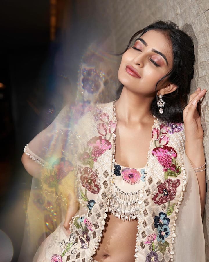 తొలి సినిమాలో అమాయకపు పల్లెటూరు అమ్మాయిగా ఆకట్టుకుంది. Photo Credit: Ananya nagalla/Instagram