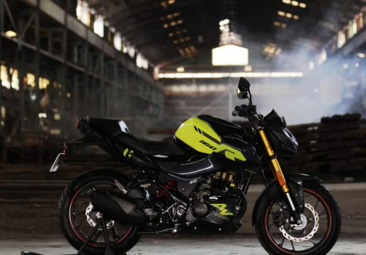 इस बाइक के इंजन के साथ में 5-स्पीड गियर बॉक्स को भी जोड़ा गया है. बाइक में 12 लीटर की फ्यूल कैपेसिटी दी गई है.