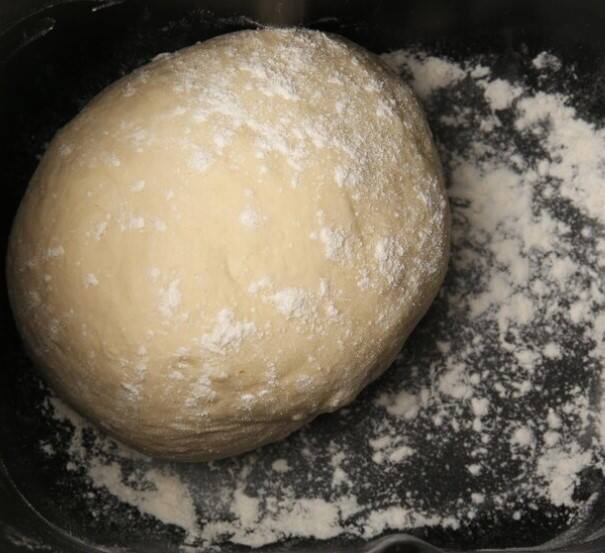 ਆਮ ਤੌਰ 'ਤੇ, ਘਰੇਲੂ ਔਰਤਾਂ ਆਟੇ ਵਿਚ ਪਾਣੀ ਪਾ ਕੇ ਰੋਟੀ ਗੁੰਨ੍ਹਦੀਆਂ ਹਨ। ਪਰ ਜੇਕਰ ਤੁਸੀਂ ਨਰਮ ਅਤੇ ਫੁਲਕੀ ਰੋਟੀਆਂ ਬਣਾਈਆਂ ਹਨ ਤਾਂ ਇਸ ਤਰ੍ਹਾਂ ਆਟੇ ਨੂੰ ਨਾ ਗੁੰਨ੍ਹੋ। ਆਟੇ ਵਿੱਚ ਪਾਣੀ ਪਾਉਣ ਤੋਂ ਪਹਿਲਾਂ ਹਮੇਸ਼ਾ ਇੱਕ ਚਮਚ ਗਰਮ ਤੇਲ ਜਾਂ ਗਰਮ ਘਿਓ ਮਿਲਾਓ। ਤੇਲ ਜਾਂ ਘਿਓ ਪਾ ਕੇ ਇੱਕ ਤੋਂ ਦੋ ਮਿੰਟ ਲਈ ਆਟੇ ਨੂੰ ਚੰਗੀ ਤਰ੍ਹਾਂ ਗੁੰਨ੍ਹੋ। ਇਸ ਤੋਂ ਬਾਅਦ ਇਸ 'ਚ ਪਾਣੀ ਪਾ ਕੇ ਨਰਮ ਆਟਾ ਗੁੰਨ੍ਹ ਲਓ।