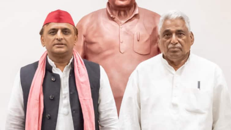 Akhilesh Yadav Mata Prasad Pandey Appeasing Brahmins of Purvanchal Check Inside Report ANN पूर्वांचल के ब्राह्मणों को साधने में कितना सफल होंगे सपा के 'माता', अखिलेश ने चला है तुरुप का इक्का