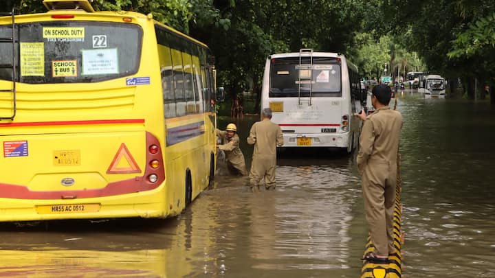 Delhi Weather Today: मौसम विभाग ने रविवार को राष्ट्रीय राजधानी में आसमान में बादल छाए रहने और बारिश (Delhi Rains) होने की संभावना जताई है. इसके बावजूद उमस से राहत मिलने की संभावना कम है.