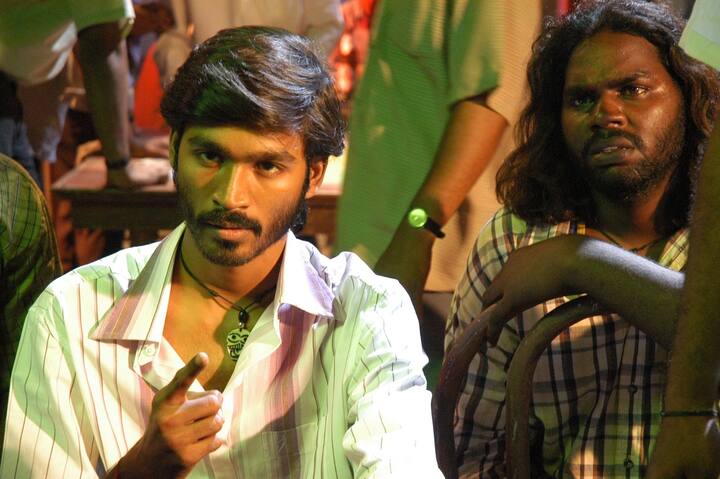 புதுப்பேட்டை படத்தில் கொக்கி குமார் என்ற கேங்ஸ்டர் தலைவராக தனுஷ் நடித்து இருந்தார். பள்ளி படிக்கும் சிறுவன் எப்படி ஒரு பெரிய கேங்ஸ்டர் தலைவன் ஆகிறான். அதற்கு பிறகு தனுஷுக்கு என்ன நடக்கிறது என்பதே படத்தின் கதை.