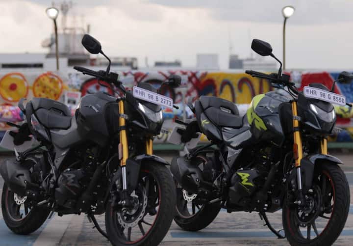 हीरो एक्सट्रीम 160R 4V की एक्स-शोरूम प्राइस 1,38,500 रुपये है. इस बाइक के फ्रंट में 276 mm के डिस्क ब्रेक लगे हैं और पीछे 220 mmके डिस्क ब्रेक को लगाया गया है.