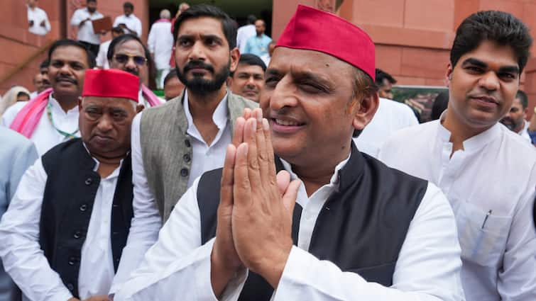 Akhilesh Yadav Made Mata Prasad Pandey LOP in UP Assembly now Purvanchal Brahman Message ANN यूपी में सियासी हलचल के बीच सपा का मास्टर स्ट्रोक, अखिलेश यादव ने दे दिया ब्राह्मण संदेश