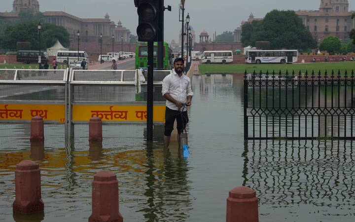 दिल्ली में रविवार को अधिकतम तापमान अधिकतम और न्यूनतम तापमान क्रमश: 36 और 29 डिग्री सेल्सियस के आसपास रहने की उम्मीद है.