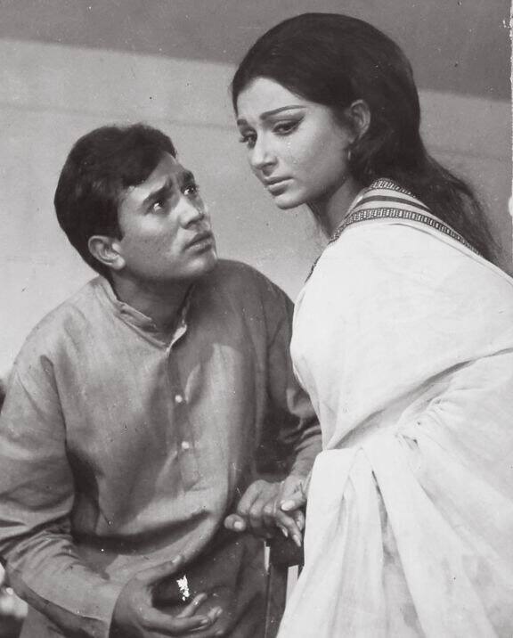 वहीं बात करें शर्मिला टैगोर की तो एक्ट्रेस आज भी हिंदी सिनेमा में एक्टिव हैं. आखिरी बार उन्हें फिल्म ‘गुलमोहर’ में देखा गया था.