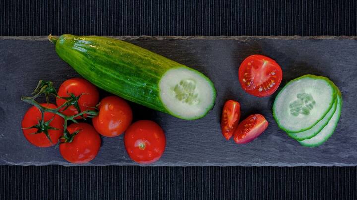 வெள்ளரிக்காயின் கசப்பை நீக்கும் மிகவும் பிரபலமான செயல்முறைகளில் ஒன்றாகும். விளிம்புகளை வெட்டி வெள்ளரிக்காய் மீது தேய்க்கவும். நல்ல அதிக அளவு வெள்ளை, நுரை போன்ற பொருட்கள் வெளியேறுவதை நீங்கள் காண்பீர்கள். அப்பகுதியை துண்டாக்கி அகற்றவும்.