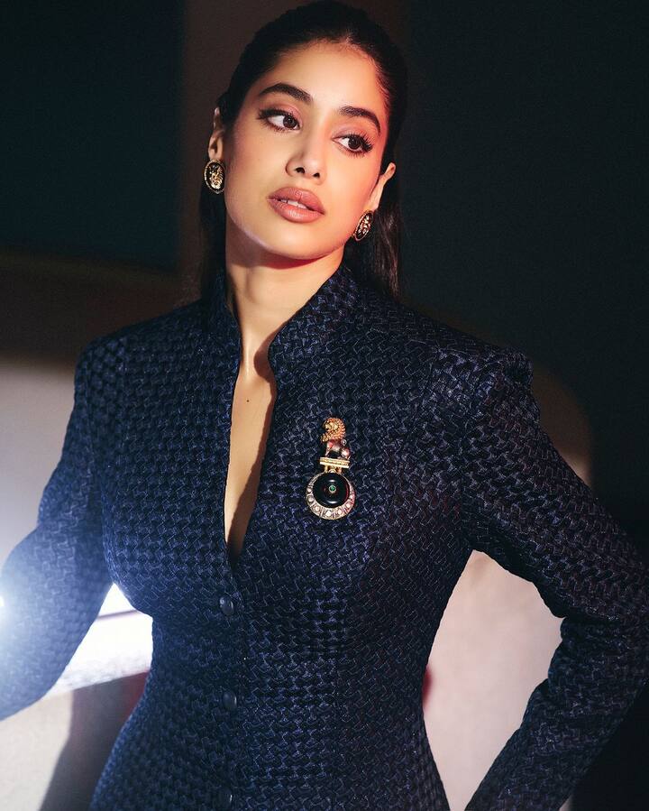 జాన్వీ కపూర్ ఫోటోషూట్​లకు ప్రత్యేకమైన ఫ్యాన్ బేస్ ఉంటుంది. ఈ భామ తన గ్లామ్​తో ఫోటోషూట్​ని నెక్స్ట్​ లెవెల్​కి తీసుకెళ్తుంది. (Image Source : Instagram/Jhanvi Kapoor)