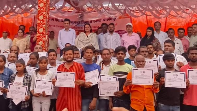 Gonda Train Accident District administration honored helpful villagers ann Gonda Train Accident: रेल हादसे में पीड़ितों के मददगारों का सम्मान, गोंडा डीएम ने ग्रामीणों को दिया प्रशस्ति पत्र