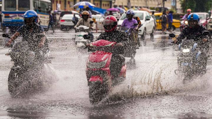 আগামীকাল দক্ষিণবঙ্গের সব জেলাই ভিজবে বৃষ্টিতে। দক্ষিণবঙ্গে বীরভূম বাদে উত্তরের জেলাগুলিতে বজ্রবিদ্যুৎ সহ বৃষ্টি হবে। পাশাপাশি বজ্রবিদ্যুৎ সহ বৃষ্টির সম্ভাবনা রয়েছে উপকূলবর্তী জেলাগুলিতে।