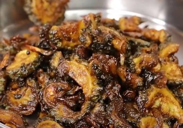 பாகற்காய் பொரியல் செய்யும் போது வெங்காயம் அதிகமாக சேர்த்தால் கசப்பு தெரியாது.