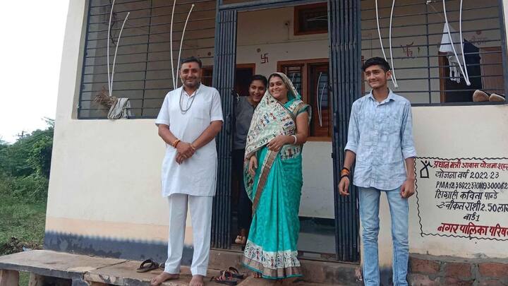 प्रधानमंत्री मंत्री आवास योजना के तहत लाभ लेने के लिए आवेदक की पारिवारिक सालाना इनकम 3 लाख रुपये से ज्यादा नहीं होनी चाहिए.
