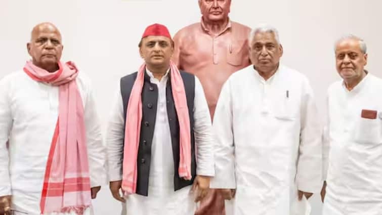 SP Akhilesh Yadav surprisingly nominated Mata Prasad Pandey as leader of the opposition in UP assembly चाचा शिवपाल को छोड़ जिसको चुन रहे थे अखिलेश यादव, उसे ही नहीं थी खबर, जब पता चला तो...