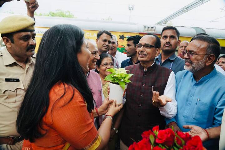 वहीं, राजस्थान के मुख्यमंत्री भजनलाल शर्मा, मध्यप्रदेश के सीएम मोहन यादव को एक पौधा देकर स्वागत किया है. उनका कहना है कि यह अभियान जारी रहेगा. एक पौधा लगाकर हम धरती को हराभरा करने का पीएम के अभियान को आगे बढ़ाते रहेंगे.