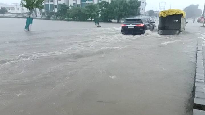 મહેસાણા જિલ્લામાં સાર્વત્રિક ધોધમાર વરસાદ વરસી રહ્યો છે. મહેસાણા, બહુચરાજી, કડી, વિજાપુર, ઊંઝા, વિસનગર, જોટાણા પંથકમાં વરસાદ વરસ્યો હતો. ધોધમાર વરસાદથી મહેસાણા રસ્તા પર પાણી ભરાયા હતા.