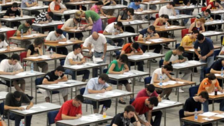 આ આખી દુનિયામાં પરીક્ષાની કલ્પના કરનાર વ્યક્તિનું નામ હેનરી ફિશેલ છે. હેનરી ફિશેલ અમેરિકન ઉદ્યોગપતિ હતા. આ તે વ્યક્તિ છે જેણે સામાન્ય જ્ઞાનના જ્ઞાનની ચકાસણી કરવા માટે વિદ્યાર્થીઓની પ્રથમ પરીક્ષા લીધી હતી.