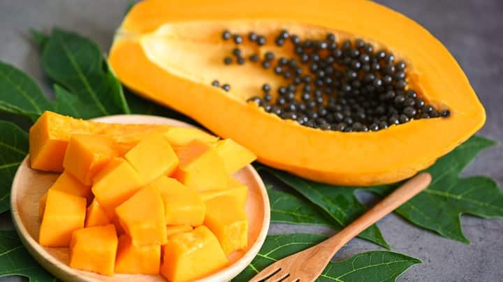 Papaya Benefits : ਪਪੀਤਾ ਇੱਕ ਅਜਿਹਾ ਫਲ ਹੈ ਜੋ ਪੇਟ ਨਾਲ ਜੁੜੀਆਂ ਕਈ ਸਮੱਸਿਆਵਾਂ ਨੂੰ ਦੂਰ ਕਰ ਸਕਦਾ ਹੈ। ਇੰਨਾ ਹੀ ਨਹੀਂ ਇਸ ਨੂੰ ਖਾਣ ਨਾਲ ਇਮਿਊਨ ਸਿਸਟਮ ਵੀ ਮਜ਼ਬੂਤ ​​ਹੁੰਦਾ ਹੈ। ਕਈ ਗੁਣਾਂ ਨਾਲ ਭਰਪੂਰ ਇਹ ਪੀਲਾ ਫਲ .....