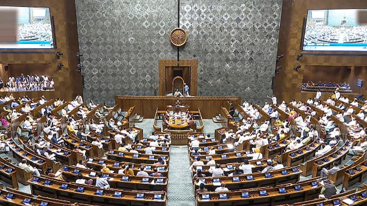 Parliament Monsoon Session Live Updates Waqf Amendment Bill Lok Sabha PM Modi Govt Rahul Akhilesh Yadav Asaduddin Owaisi Parliament Monsoon Session: संसद में आज पेश हो सकता है वक्फ संशोधन विधेयक, जबरदस्त हंगामे के आसार