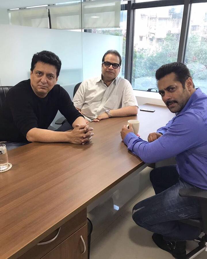साजिद को पांच महीनों के इंतजार की बात ठीक नहीं लगी तो उन्होंने कहा कि शूटिंग जल्दी ही शुरू करनी है. सलमान ने पूछा कि कितना जल्दी तो उन्होंने बीस दिन बोल दिया. इसके बाद सलमान बोले कि पागल हो क्या, मैं चार फिल्मों की शूटिंग पहले ही कर रहा हूं.