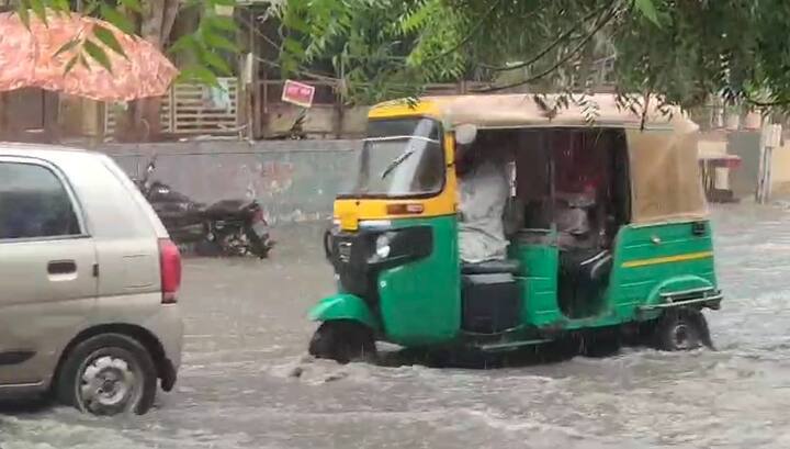 वेजलपुर सोनल सिनेमा रोड पर पानी भर गया है. कुछ देर हुई बारिश में पानी भर गया।