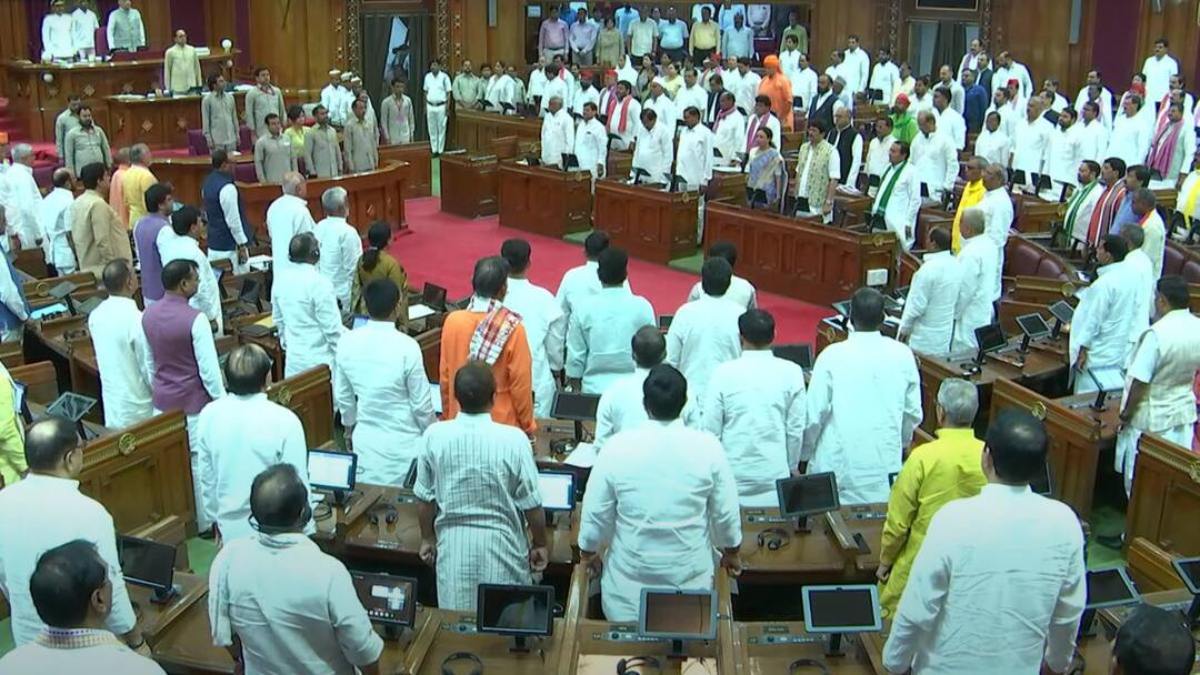 UP विधानसभा में राजा भैया के साथ दिखे सपा के बागी विधायक, पल्लवी पटेल बैठीं यहां, कई MLA नाराज Samajwadi party rebel MLA seen with Raja Bhaiya in UP assembly session 2024 UP विधानसभा में राजा भैया के साथ दिखे सपा के बागी विधायक, पल्लवी पटेल बैठीं यहां, कई MLA नाराज