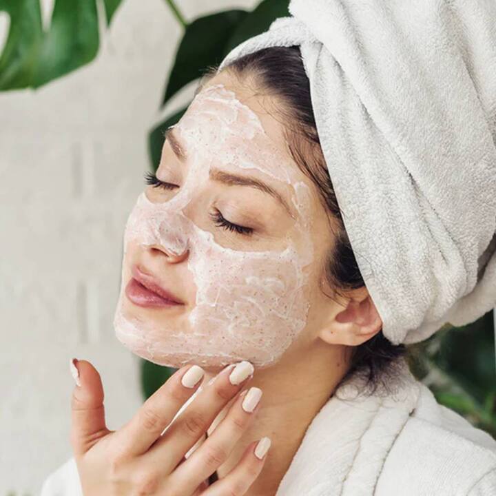 After washing the face at night, cleansing and toning, almond oil or olive oil should be applied instead of moisturizer in the daily routine. If you apply it regularly, then in a few days the skin will start glowing and the complexion will also improve because both these oils contain vitamin E which makes the skin healthy. However, people with oily skin should avoid applying oil on the face.