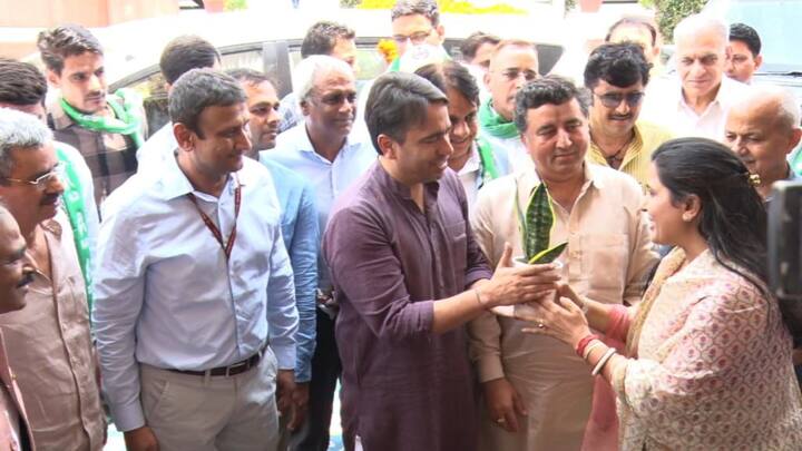 राजस्थान की राजधानी जयपुर आने वाले केंद्रीय मंत्रियों और मुख्यमंत्रियों को एयरपोर्ट पर मेयर एक पौधा देकर स्वागत करतीं हैं.