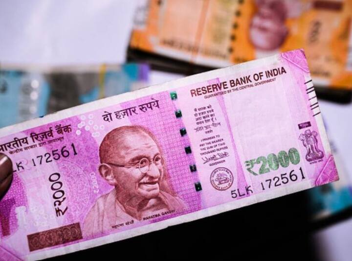 तुमच्याकडे येणारा पैशांचा प्रवाह कायम राहण्यासाठी तुम्ही नोकरी, उद्योग करणे गरजेचे आहे. तुम्ही नोकरदार असाल तर त्यात सातत्य असायला हवे. एखादी नोकरी लगेच सूडन देऊ नये किंवा ती लगेच बदलू नये.
