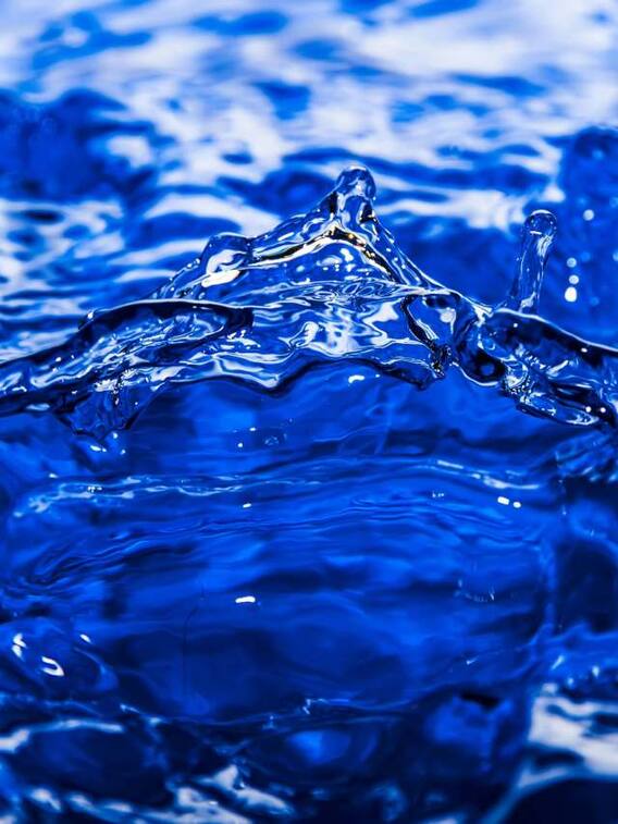 दिल्ली के कई घरों में क्यों आ रहा नीले रंग का पानी