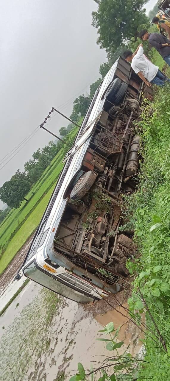 અકસ્માત સમયે બસમાં સવાર તમામ લોકોનો આબાદ બચાવ થયો છે અને કોઈપણ પ્રકારની જાનહાની થઈ નથી એ રાહતની વાત છે.