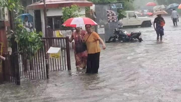 अहमदाबाद में सामान्य बारिश से लोग परेशान हैं. वेजलपुर क्षेत्र में कुछ ही बारिश में बारिश का पानी भर गया है।