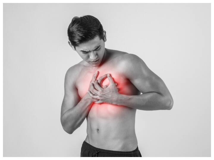 गैस्ट्रोएसोफेजियल रिफ्लक्स डिजीज (GERD): अगर आपके सीने में बार-बार जलन हो रही है तो ये GERD का संकेत हो सकता है. इसमें पेट का एसिड वापस खाने की नली में आ जाता है, जिससे जलन होती है.